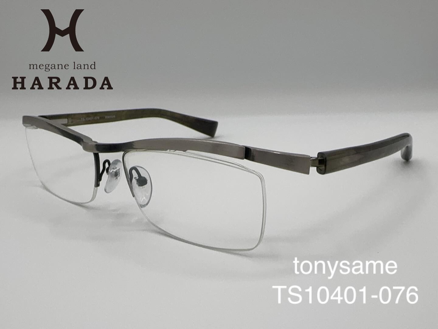 まさかの入荷！

もうビンテージって言っても過言じゃないかなぁ？
当店のコレクションなんで非売品ですって言うのもありか笑

トニーセイム　TS10401  本日入荷　

TS10401ってネット検索したら、まぁ僕のブログが大概出て来ますね。
もう店頭で現品確認可能なお店無いのでは？
発売からかなり時間が経ってるので、ほぼ入手困難なフレームになります。
分かる人には分かるこのレア度。
TS10412も在庫ありますが、TS10401 もある完全に店主の趣味ですね。
店頭で楽しんでください。

通信販売不可

#tonysame 
#ts10401 
#ts10412 
#加西市眼鏡店 
#トニーセイム