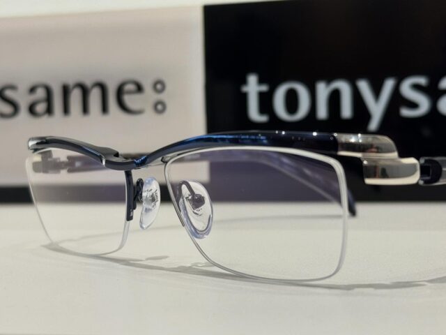 お客さんからの依頼を受けて、新製品なのに新品なのにリメッキしてしまいました。
ベースカラーはネイビー
無かったカラーがあるに！ビカビカのシルバーカラー誕生。

tonysame TS10417 シルバー

#メガネランドハラダ 
#加西市眼鏡店 
#tonysame 
#TS10417